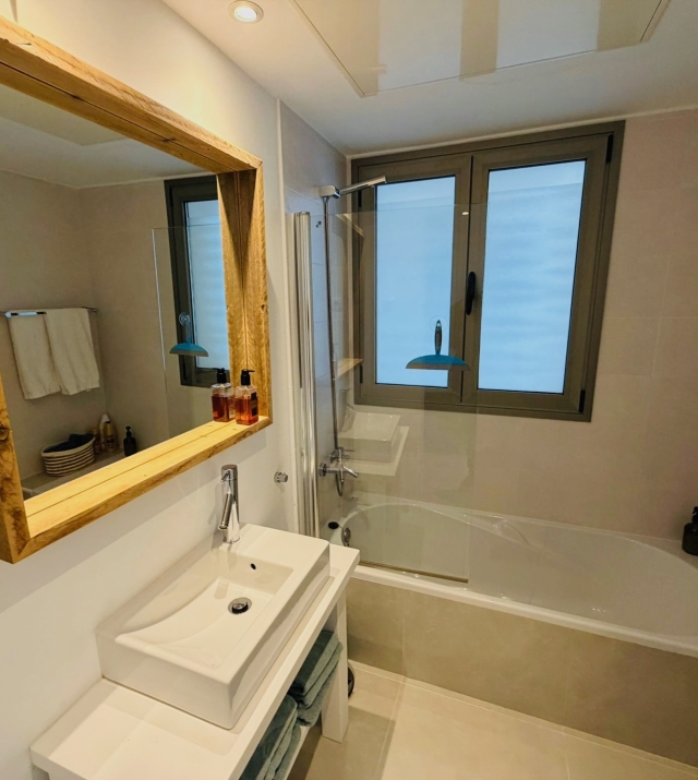 Resa Estates Ibiza Cala Tarida sea views apartment te koop bathroom .jpeg